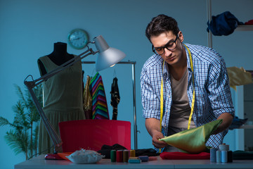 Obraz premium Male tailor working in sewer shop