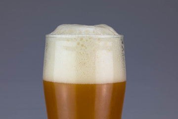 Schaumkrone auf Bierglas