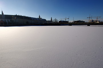 Zamarznięta Odra we Wrocławiu - widok na śnieżną połać przed uniwersytetem Wrocławskim