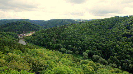 Fototapeta na wymiar Porośnięte lasem góry Sowie, w pobliżu jeziora Lubachowskiego - piękno polskich Sudetów