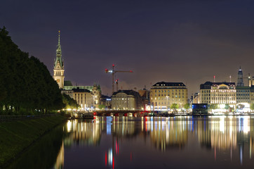 Fototapeta premium Hamburg Binnenalster at night with Alsterhaus and fountain in the background