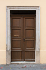Fototapeta na wymiar Front view of old brown front door