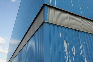 Fototapeta premium Werkshalle vor blauem Himmel