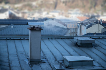 Rauchender Kamin über den Dächern Salzburgs
