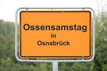 Ein Verkehrszeichen Ossensamstag