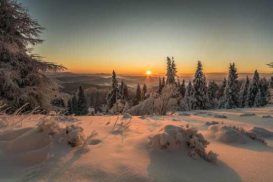 Fototapeta Wschód słońca  Jaworzyna Krynicka ,Beskid Sądecki.