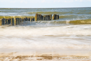 Brandung der Ostsee mit Buhnen in Langzeitbelichtung