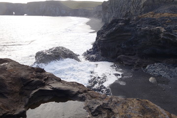 アイスランド南海岸、崖と岩場の波