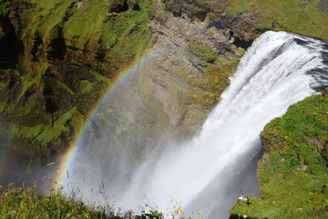 アイスランド、スコゥガフォスにかかる虹、展望台から