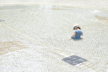 Obraz premium 水遊びをする女の子