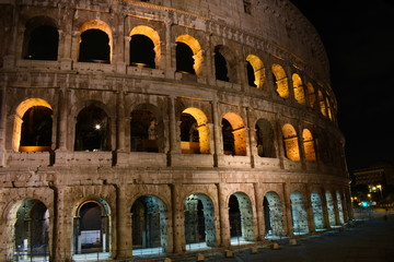 Fototapeta na wymiar night view on Colosseum ancient roman amphitheater