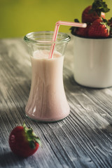 Milchshake mit Erdbeeren auf dem Tisch
