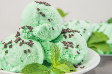  Ice cream with mint flavor
