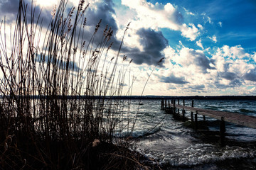 Stürmiger See mit Bootssteg