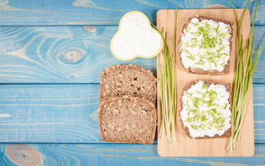 Sandwiches with cottage cheese and chives.