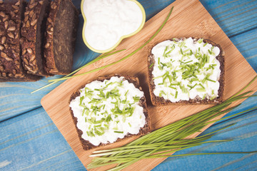 Sandwiches with cottage cheese and chives.