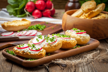 Toasts with radish, chives and cottage cheese.
