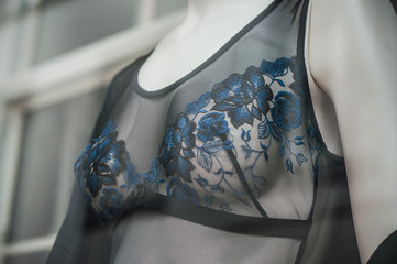 soutien-gorge bleu et noir sur mannequin en vitrine