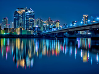 Fototapeta premium Miejski wgląd nocy Yodogawa i miasta Osaka, budynek Umeda Sky Building