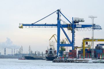 Fototapeta na wymiar ships in port are loaded around the clock .