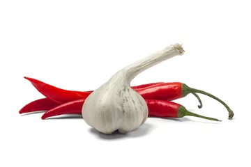 Foto op Plexiglas Red hot chili peper en knoflook geïsoleerd op een witte achtergrond. © Sergey