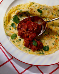 Kräutercrepes mit Sauce Bolognese