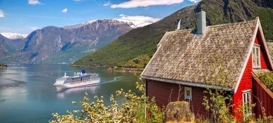 Papier Peint photo Lavable Europe du nord Red cottage against cruise ship in fjord, Flam, Norway