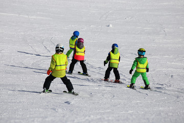 Kinder in der Skischule