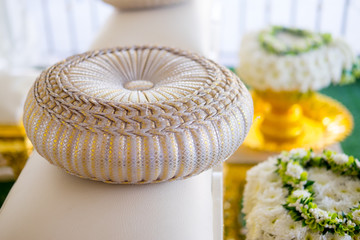 Round pillow for wedding