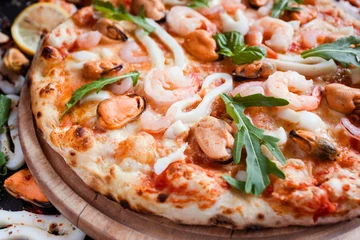 Photo sur Plexiglas Pizzeria Pizza aux fruits de mer. Délicieux repas italien. Concept de dîner rapide et savoureux