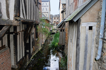 Fototapeta na wymiar Romantisches altes Fachwerk am Kanal in Pont-Audemer