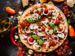Pizza bolognaise avec viande hachée et tomates cerises. Plat de restaurant italien nutritionnel