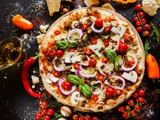 Papier Peint photo Pizzeria Pizza bolognaise avec viande hachée et tomates cerises. Plat de restaurant italien nutritionnel