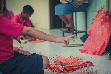 Obraz premium Closeup to hand of Thai students grade 4 in primary school are weaving pattern thai.