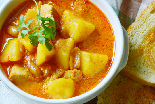Chicken Mussaman Curry  (Thai  food menu) with toast .
Thai Dishes Loved by Foreigners.