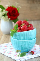 frische Erdbeeren in der Schale Tischdekoration