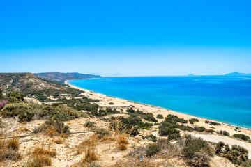 Ausblick auf einen der schönsten Strände von Kos - Paradise Beach, Griechenland, blauer Himmel