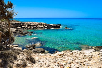 Obraz premium Wunderschöner Ausblick auf das Meer, Kiesbucht, türkisfarbenes Wasser, blauer Himmel
