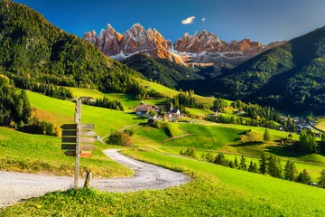Fototapete Alpine Frühlingslandschaft mit Dorf Santa Maddalena, Dolomiten, Italien, Europa © janoka82