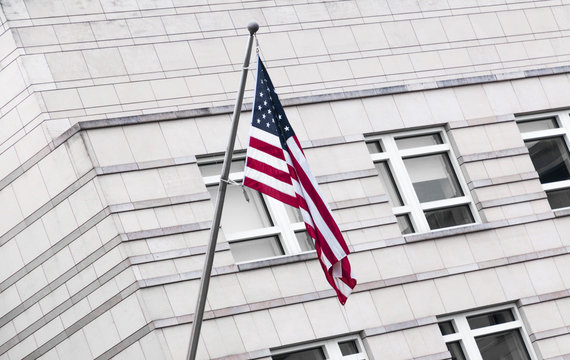 US-Flagge an der Botschaft in Berlin
