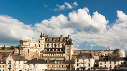 Fototapeta na wymiar Chateau Royal d'Amboise et nuages de beau temps