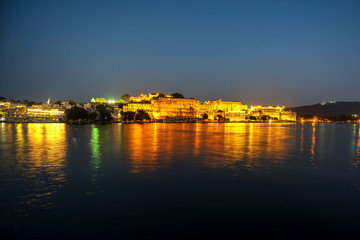Obraz premium low light scenery of city palace at sunrise,Udaipur, India