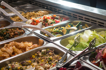 Saladette mit Auswahl an frischen Salaten zum Mittagessen