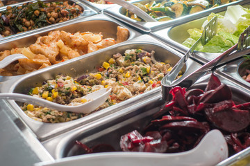 Tunfischsalat auf Büffet mit verschiedenen Salaten in Kantine 