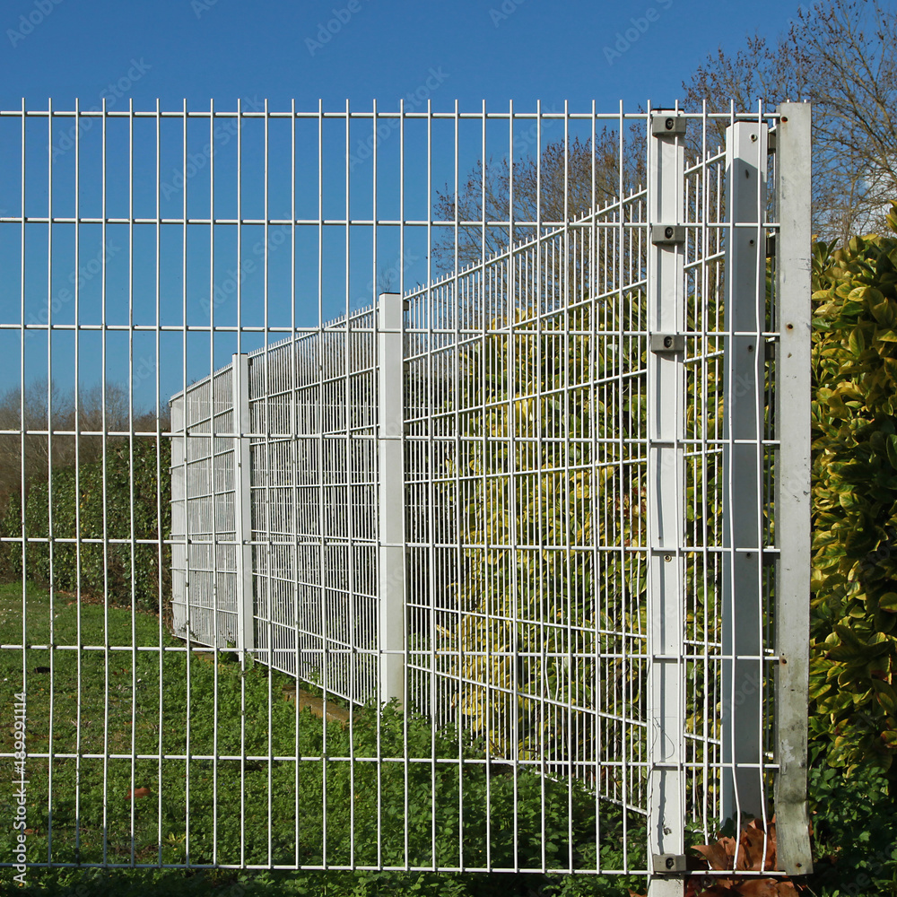 Poster clôture de panneaux grillagés