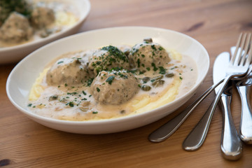 Königsberger Fleischklopse mit Kapern Sauce auf Püree mit Petersilie