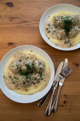 Königsberger Klopse mit Kapern Soße auf Kartoffelpüree mit Petersilie