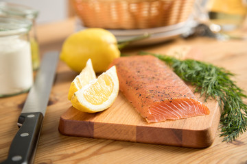 Räucherlachs Mittelstück mit Zitrone, Dill, Meerrettich Dip und Honig-Senf-Dill Soße