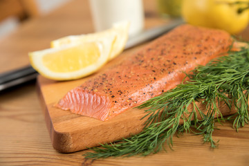 Geräucherter und gebeizter Lachs mit Zitrone, Dill und Meerrettich Soße
