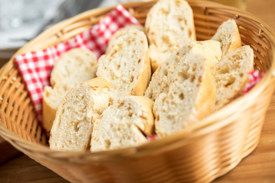 Brotkorb mit Zwiebelbaguette und Baguette als Beilage zum Essen
